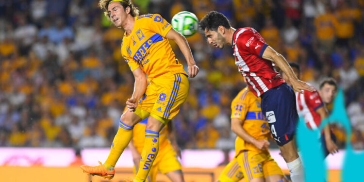Tigres y Chivas igualan a cero en partido de ida de la final
