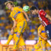 Tigres y Chivas igualan a cero en partido de ida de la final