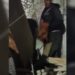 VIDEO: Captan a hombre en situación de calle comiéndose a un perro en Guanajuato