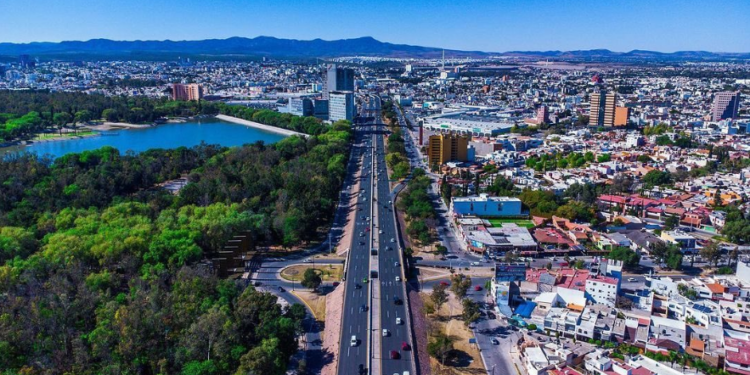 Domingo parcialmente nublado con lluvias dispersas durante la tarde