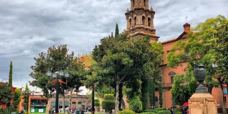 Domingo parcialmente nublado en SLP