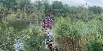 Más de un centenar de migrantes cruzan el Río Bravo en pleno día para llegar a EE UU