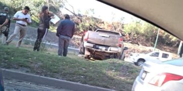 Camioneta se volcó en Río Santiago