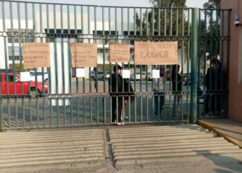 Toman Facultad de Psicología por problemas de acoso sexual y falta constante de maestros