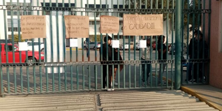 Toman Facultad de Psicología por problemas de acoso sexual y falta constante de maestros