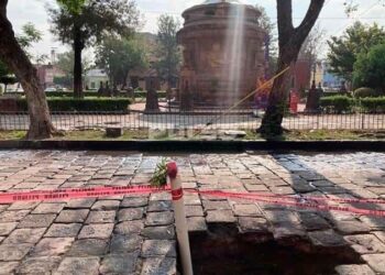 Registran socavón por colapso de drenaje en la Calzada de Guadalupe