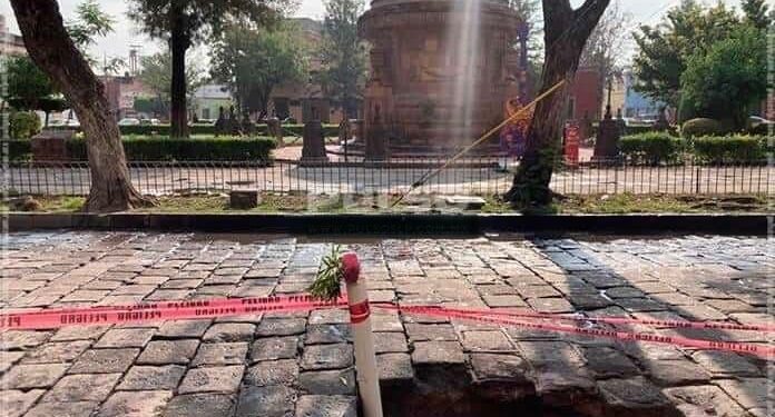 Registran socavón por colapso de drenaje en la Calzada de Guadalupe