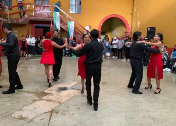 Reviven tradiciones del barrio de Tlaxcala con domingos de danzón