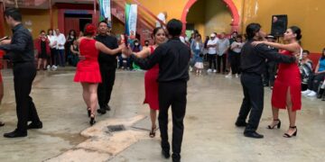 Reviven tradiciones del barrio de Tlaxcala con domingos de danzón
