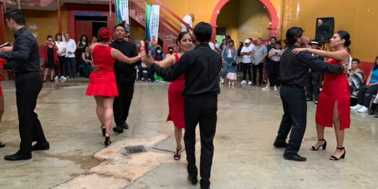 Reviven tradiciones del barrio de Tlaxcala con domingos de danzón