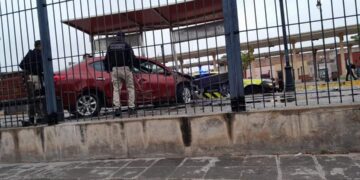 Auto se lleva un portón en la zona de transferencia de camiones