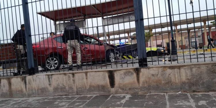 Auto se lleva un portón en la zona de transferencia de camiones