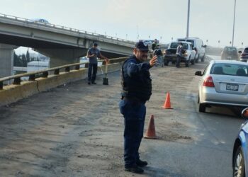 Se derramó aceite en carriles del Distribuidor Juárez