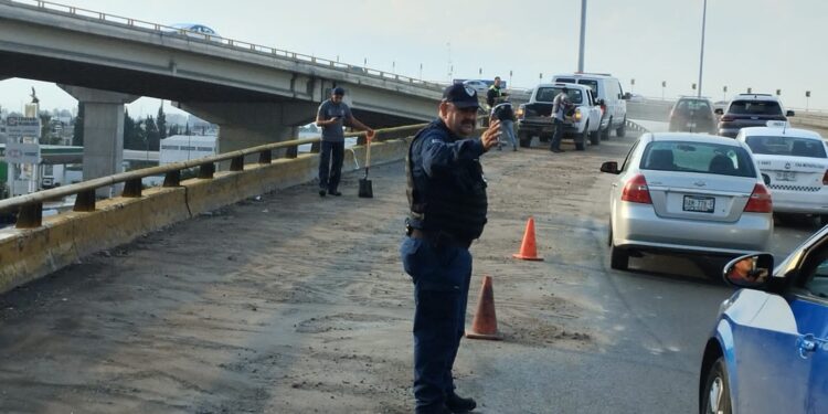 Se derramó aceite en carriles del Distribuidor Juárez