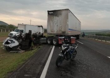Por accidente en la carretera 57, cierran parcialmente la vialidad; reportan a una persona sin vida