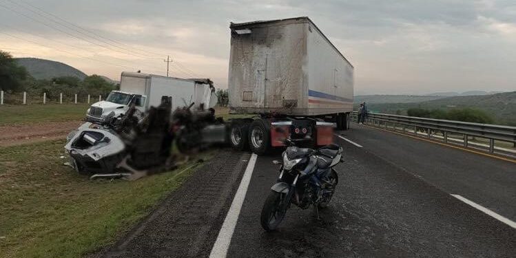 Por accidente en la carretera 57, cierran parcialmente la vialidad; reportan a una persona sin vida
