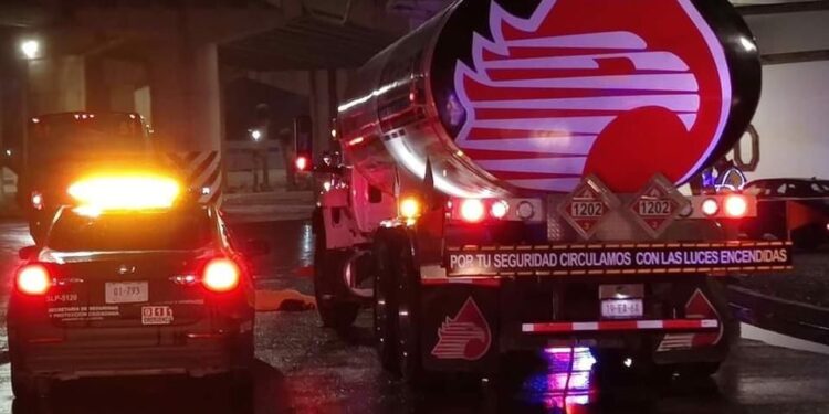 Ciclista muere arrollado por una pipa de combustible
