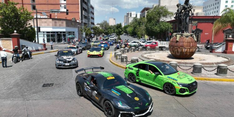 Más de 100 autos de alta gama recorren San Luis Capital en el Bash Road Tour; Alcalde Enrique Galindo da banderazo de salida