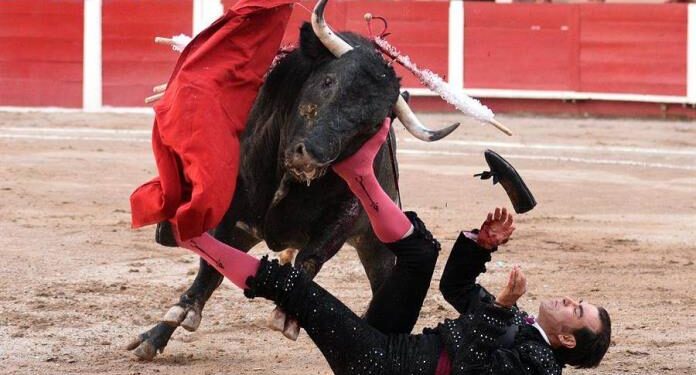 VIDEOS: Adame y El Cejas sufren cornadas en la Feria de San Marcos