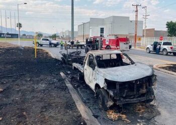 Arde camioneta por un cortocircuito en parque Logistik II