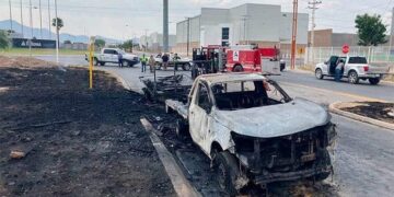 Arde camioneta por un cortocircuito en parque Logistik II