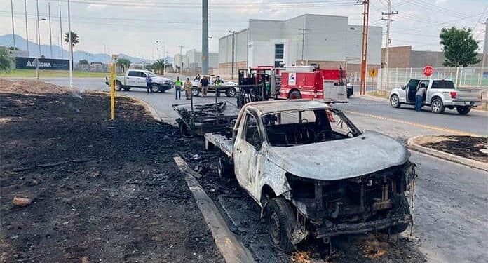 Arde camioneta por un cortocircuito en parque Logistik II