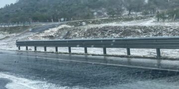 Granizada en la carretera a Matehuala sorprende a conductores la tarde de este jueves