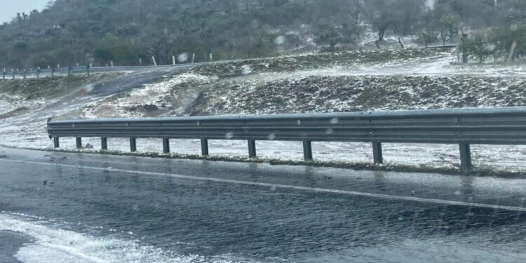 Granizada en la carretera a Matehuala sorprende a conductores la tarde de este jueves