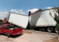Caja de tráiler se parte en dos y para el tráfico