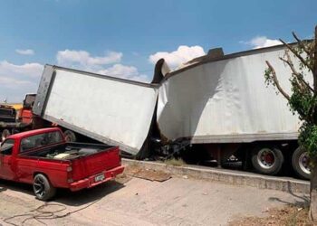 Caja de tráiler se parte en dos y para el tráfico