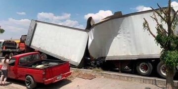 Caja de tráiler se parte en dos y para el tráfico