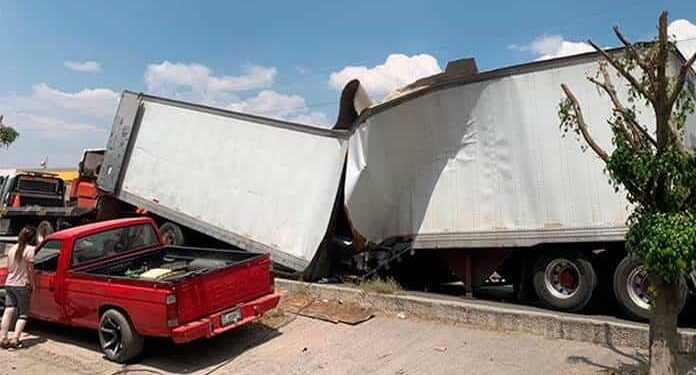 Caja de tráiler se parte en dos y para el tráfico