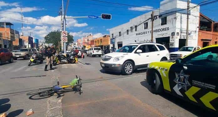Ciclista está grave al ser arrollado por una camioneta en Himno Nacional