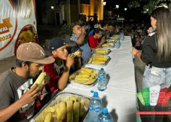 VIDEO: Estos dos potosinos son campeones comiendo elotes; devoraron 10 en tiempo récord