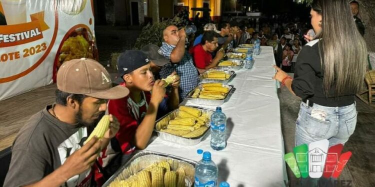 VIDEO: Estos dos potosinos son campeones comiendo elotes; devoraron 10 en tiempo récord