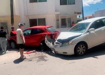 Fuerte choque en colonia El Paseo; ocupantes, ilesos