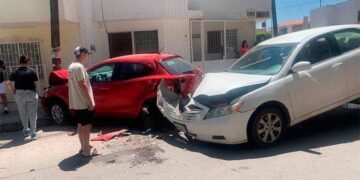 Fuerte choque en colonia El Paseo; ocupantes, ilesos