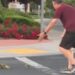 Hombre muere atropellado mientras ayudaba a unos patitos a cruzar la calle