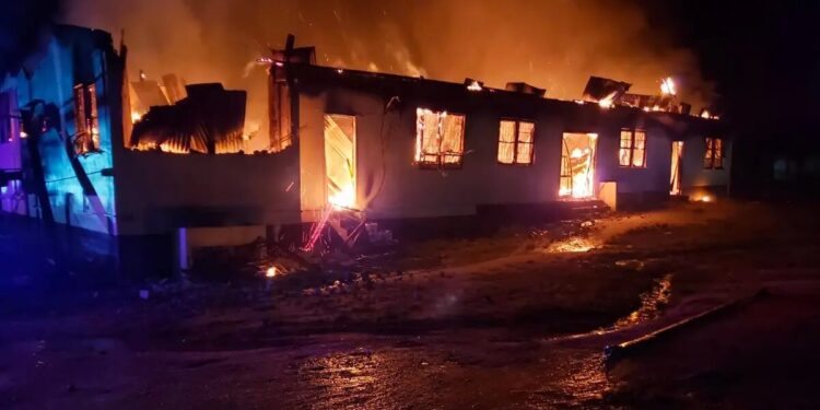 Al menos 20 niños muertos en un incendio escolar en Guyana