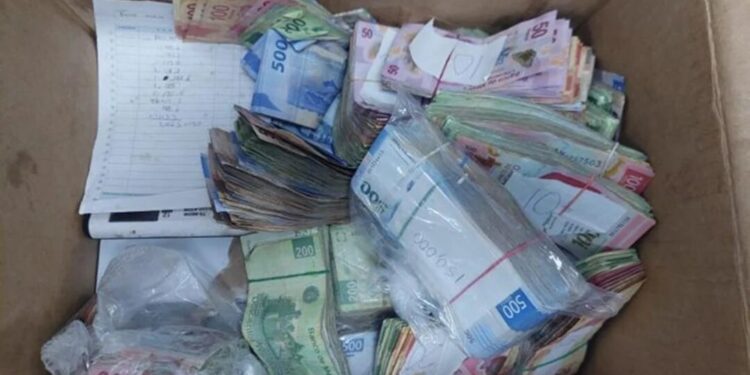 Detienen a hombre con más de un millón de pesos en la carretera San Luis Potosí-Zacatecas