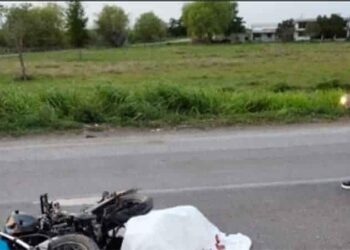 Motociclista choca contra tráiler y fallece