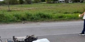 Motociclista choca contra tráiler y fallece