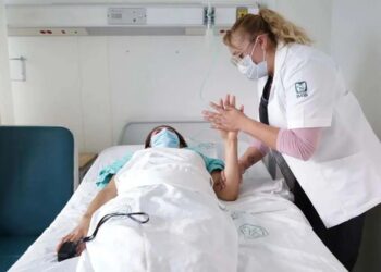 Mujeres tienen más probabilidades de morir tras infarto que hombres según un estudio