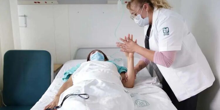 Mujeres tienen más probabilidades de morir tras infarto que hombres según un estudio