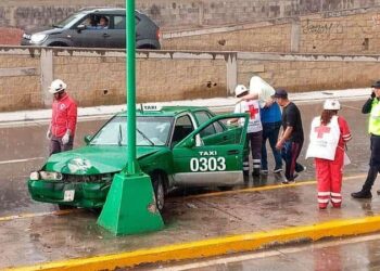 Taxista abandona a pasajero tras accidente vehicular