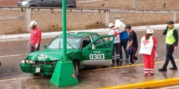 Taxista abandona a pasajero tras accidente vehicular