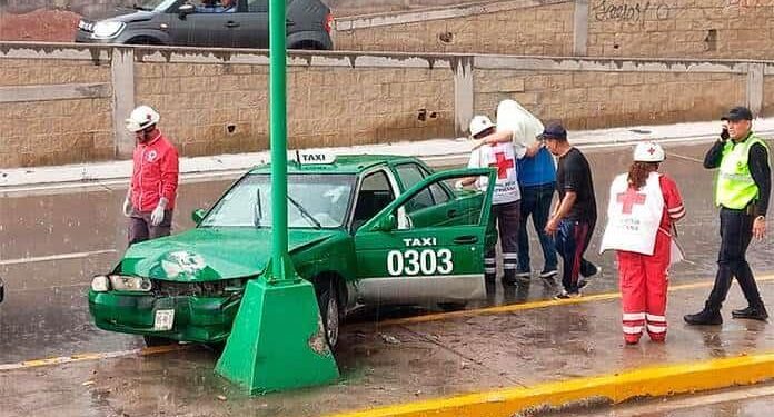 Taxista abandona a pasajero tras accidente vehicular