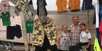 “Me voy a morir aquí, vendiendo ropa”: Así es la vida en el Tianguis de las Vías, el más largo de SLP