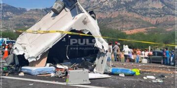 Tráiler choca contra camión de personal; 1 muerto y 9 heridos