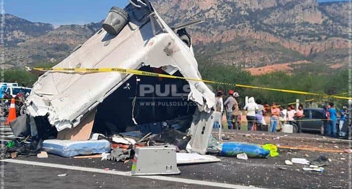 Tráiler choca contra camión de personal; 1 muerto y 9 heridos